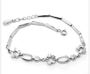 Fashionable silver bracelet